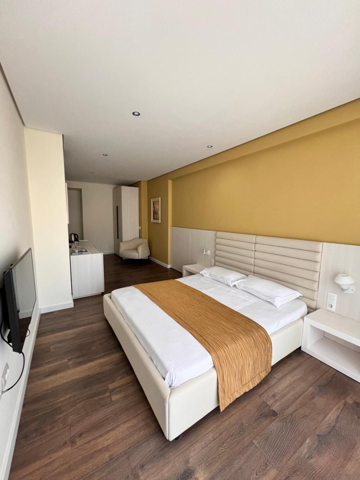 Maxi Hotel