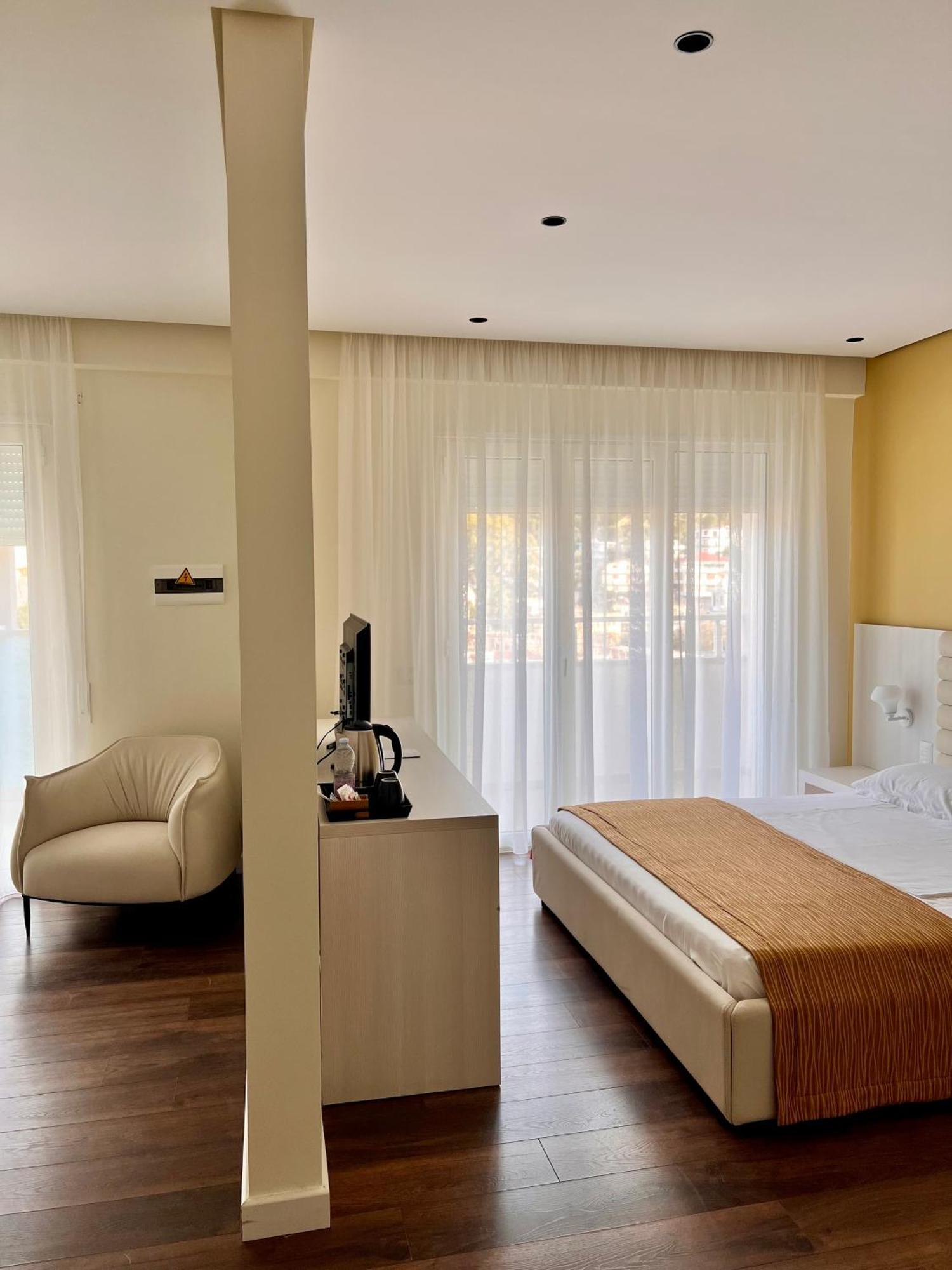 Maxi Hotel *