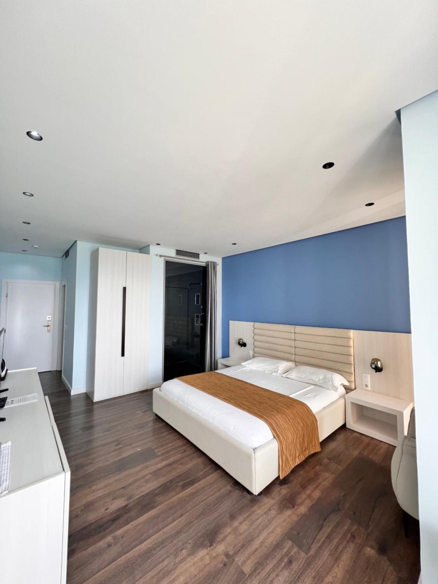 Maxi Hotel *